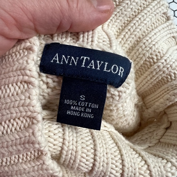 Ann Taylor sleeveless sweater size small - Picture 3 of 3